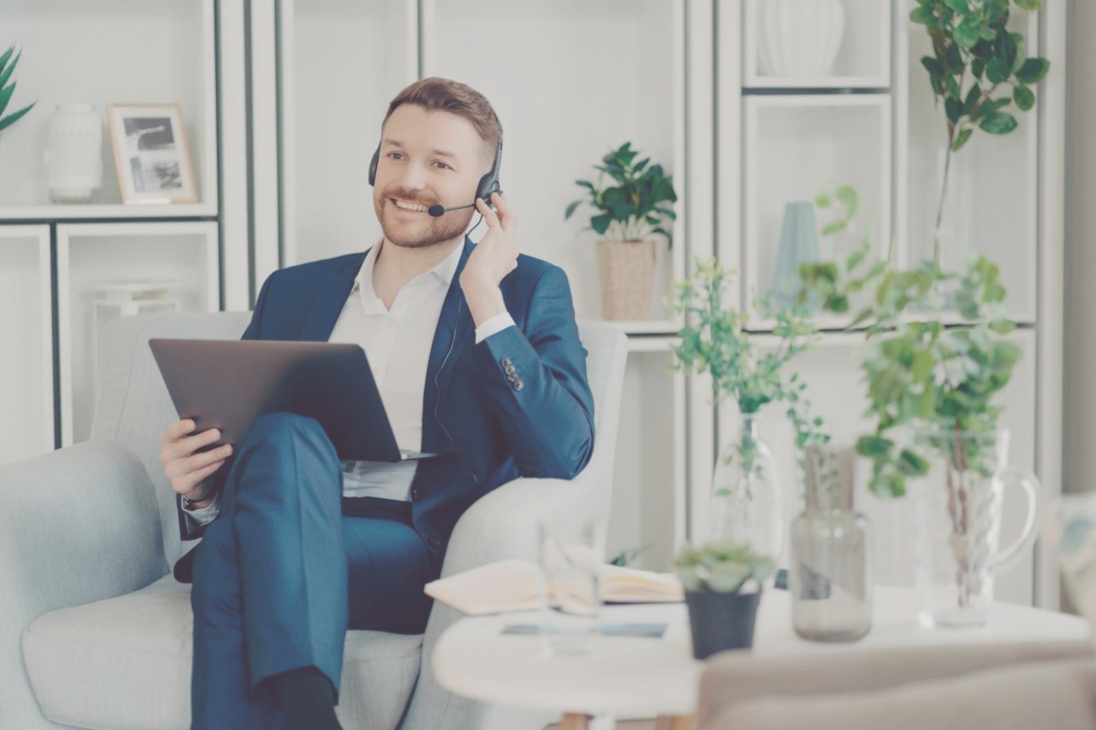 Espacio de trabajo colaborativo de startup tecnológica con equipos trabajando en estrategias financieras