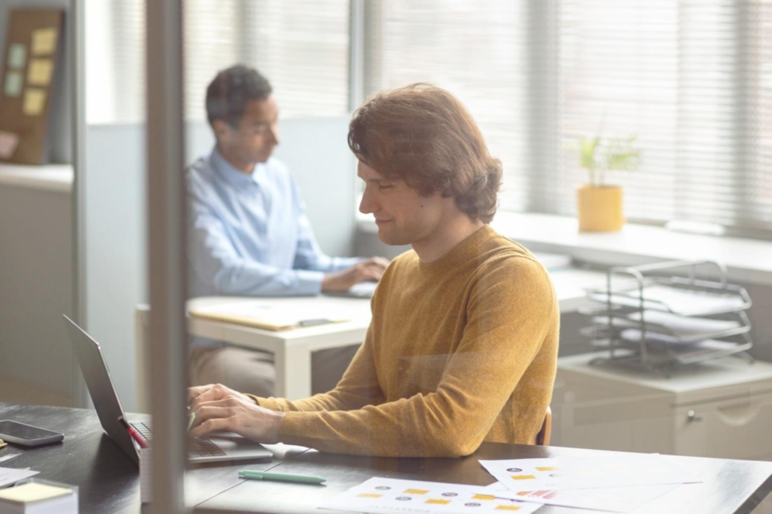 Grupo de emprendedores trabajando en estrategia empresarial