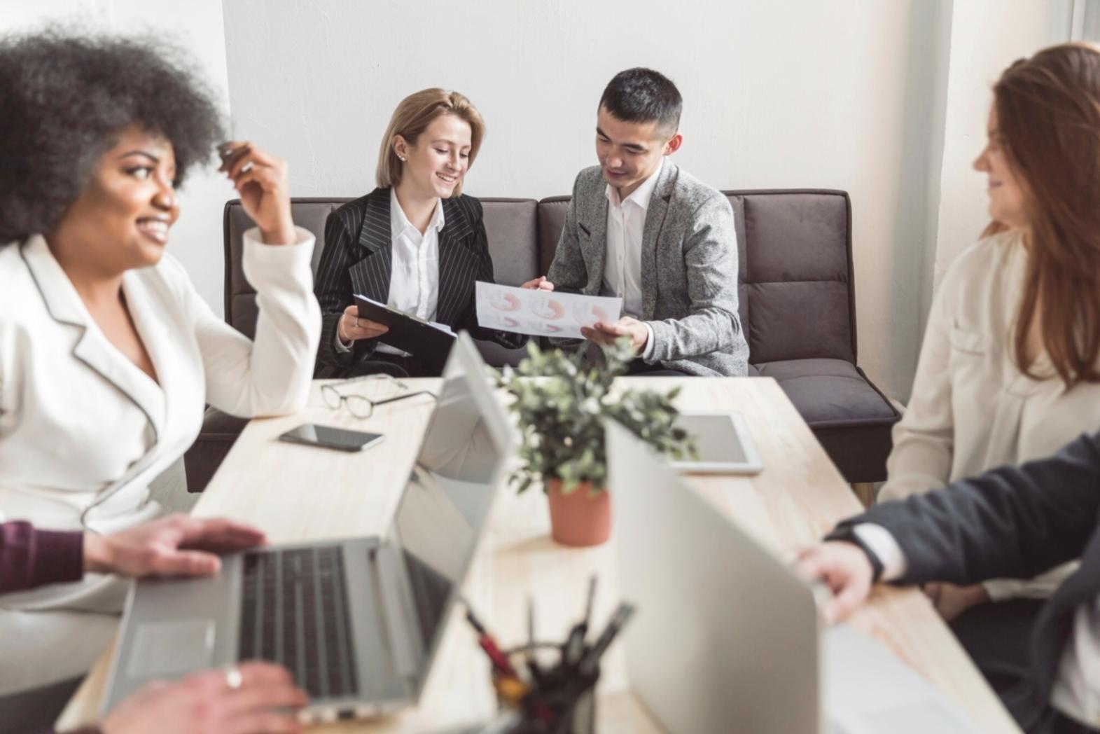Reunión de planificación financiera con emprendedores